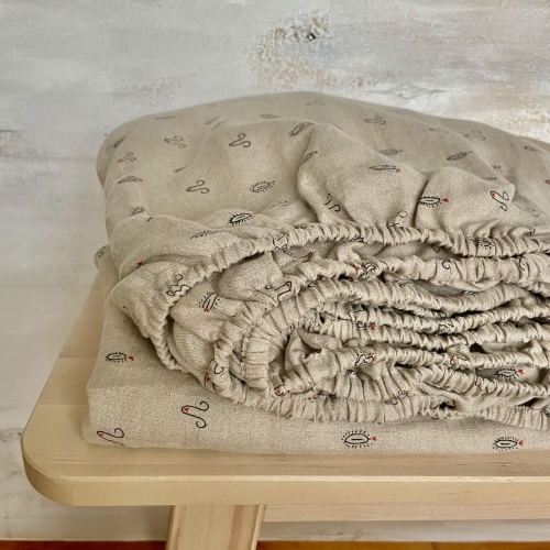 prześcieradlo-z-gumka-NAGO-6789_1.jpg Lniane prześcieradło z miłosnymi motywami