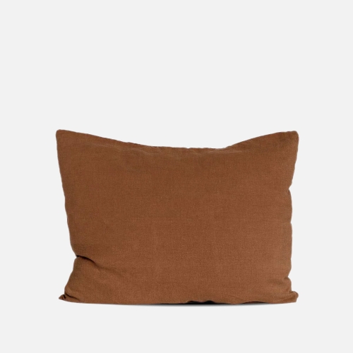 lniana-poduszka-cinnamon-brązowa-na-jasnym-tle