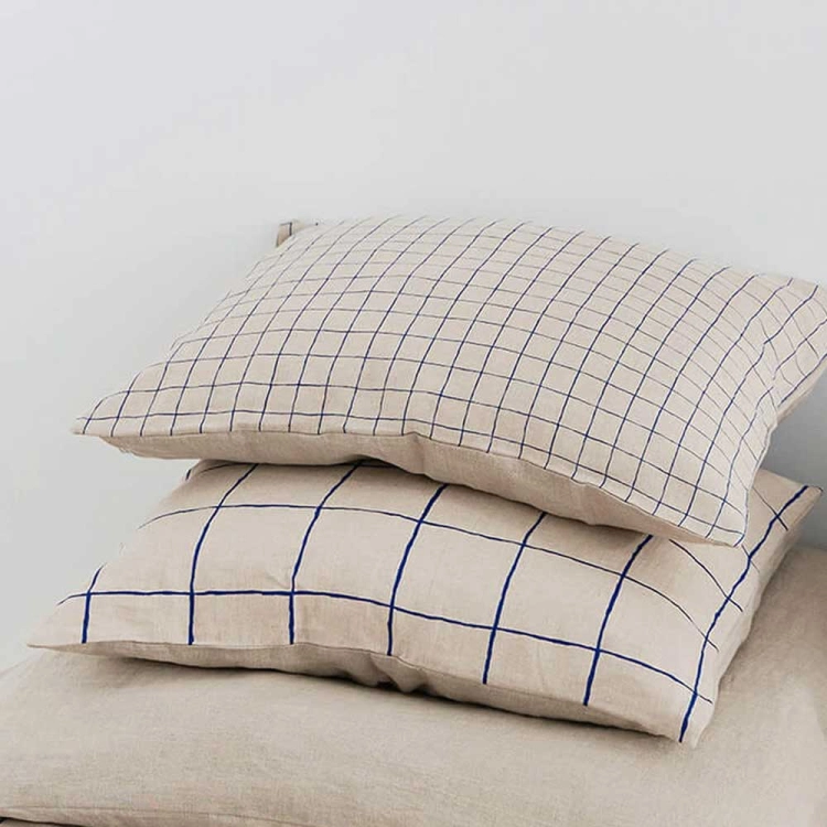 poduszki-granatowe-kraty-GRID.jpg