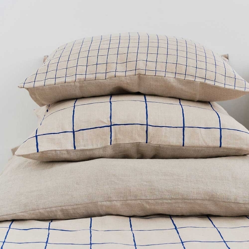 poduszki-GRID-granatowa-krata.jpg - mix lnianych beżowych poduszek w małą i dużą granatową kratę