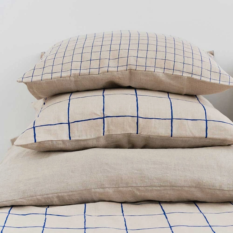 poduszki-GRID-granatowa-krata.jpg - mix lnianych beżowych poduszek w małą i dużą granatową kratę