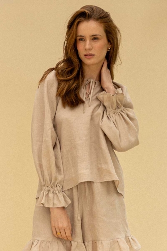 lniana beżowa bluzka z regulowanym marszczonym dekoltem i  rękawem zakończonym  falbaną