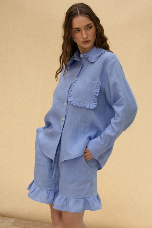 Komplet lniany z falbankami – koszula i szorty w kolorze niebieskim