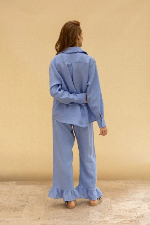 Tył koszuli i spodni z lnu w kolorze niebieski – luźny krój, wykończenie falbankami.
