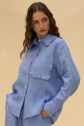 Lniana niebieska koszula. Kołnierzyk i kieszeń zakończone ozdobną falbanką