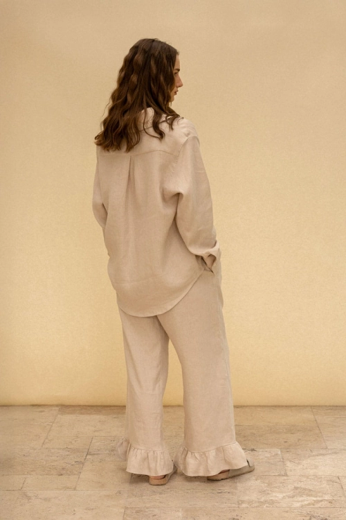 Lniana koszula i spodnie w kolorze beżu – idealne na lato i w duchu slow fashion