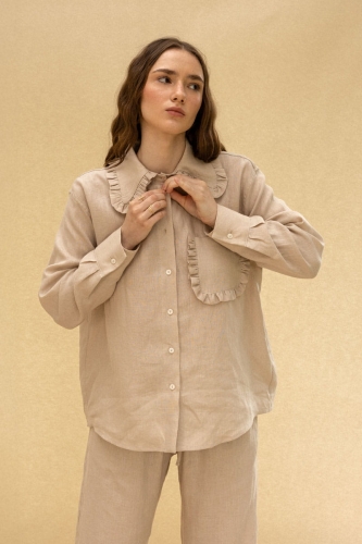 Lniana beżowa koszula. Kołnierzyk i kieszeń zakończone ozdobną falbanką