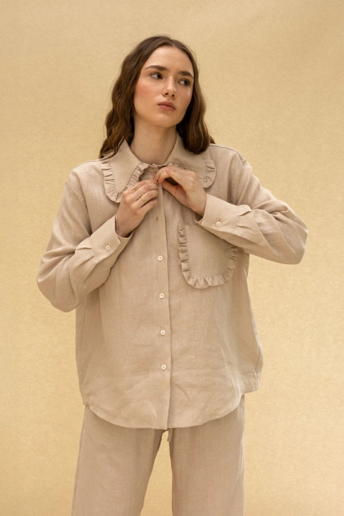 Lniana beżowa koszula. Kołnierzyk i kieszeń zakończone ozdobną falbanką