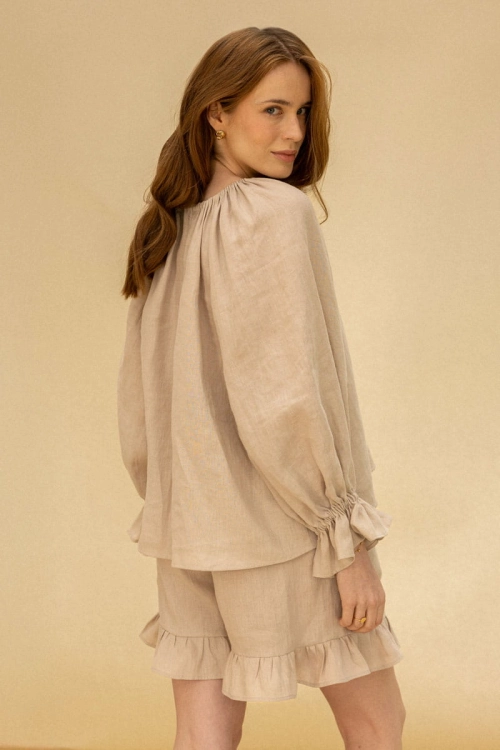 Modelka w beżowym lnianym komplecie - stylowy zestaw na lato