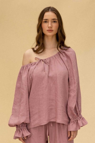 lniana bluzka z kolekcji POKOLENIA, ciemny róż, prezentowana na modelce. Regulowany dekolt,  opuszczane reglanowe rękawy z szerokimi falbanami