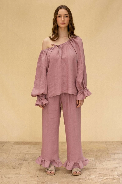 Lniany ciemnoróżowy komplet z falbanami - bluzka reglanowa i długie spodnie, ciemny róż.