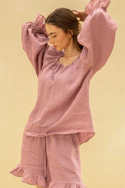 lniane szorty zakończone falbanką w zestawie z bluzką z regulowanym dekoltem - kolor ciemny róż