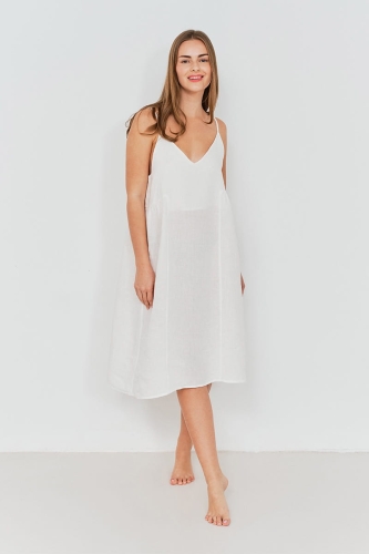 Biała sukienka lniana na ramiączkach prezentowana na modelce