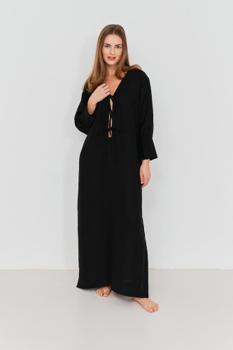 Długa tunika lniana czarna prezentowana na modelce