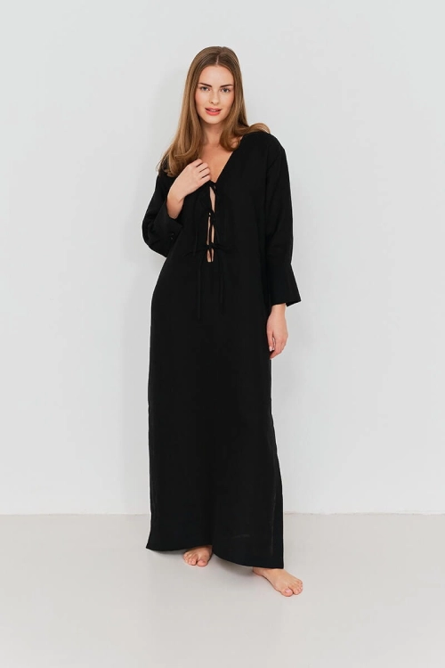 Długa tunika lniana czarna prezentowana na modelce