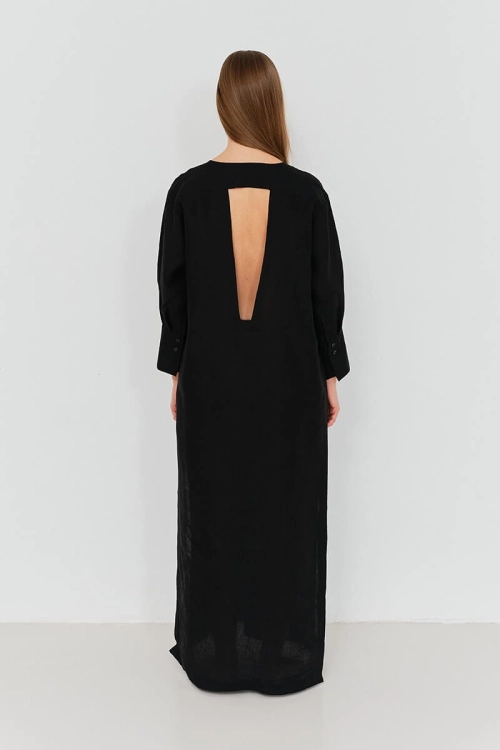 Lniana czarna tunika prezentowana na modelce. Duże wycięcie na plecach