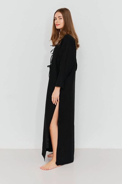 Tunika czarna lniana prezentowana na modelce. Długi rozporek na boku