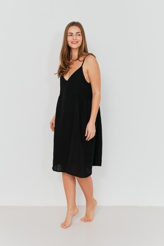 Czarna sukienka lniana na ramiączkach prezentowana na modelce