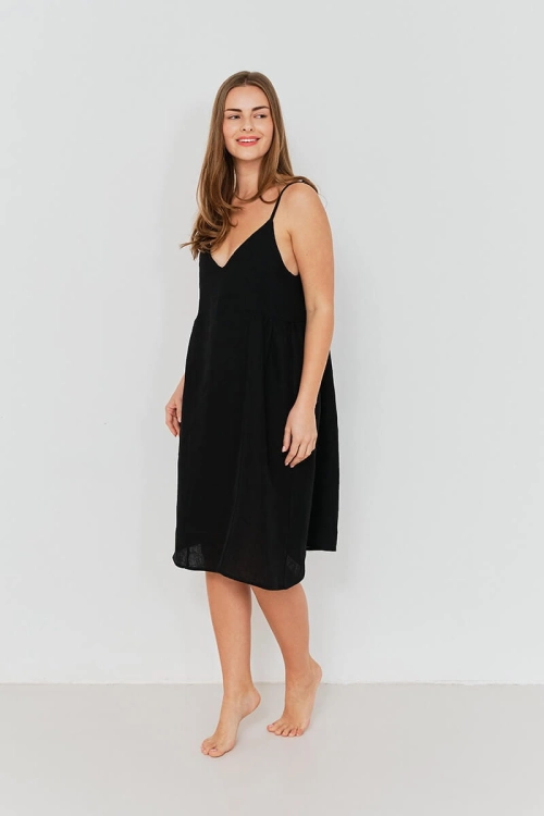 Czarna sukienka lniana na ramiączkach prezentowana na modelce