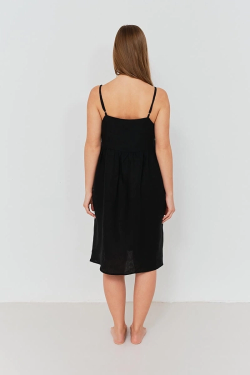 Czarna sukienka lniana na ramiączkach prezentowana na modelce - plecy