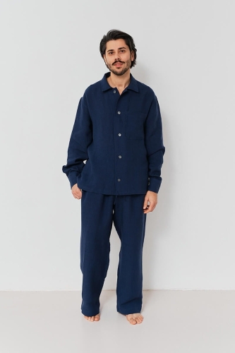 mężczyzna w granatowej lnianej piżamie