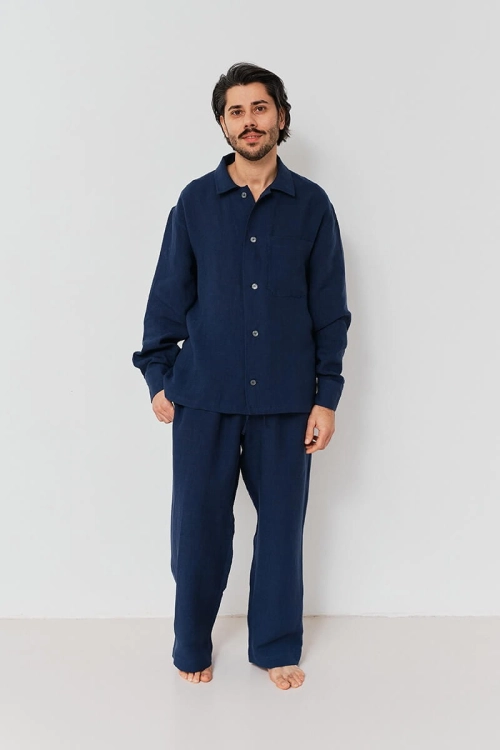 mężczyzna w granatowej lnianej piżamie