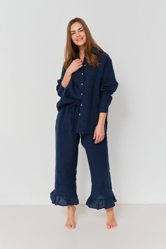 modelka w granatowej piżamie z lnu