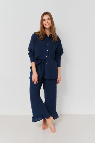 Lniana granatowa piżama URBAN. Nogawki spodni zakończone falbaną.