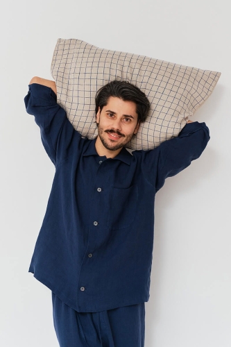 Lniana piżama męska granatowa z kolekcji URBAN to NATURE. Poduszka w granatową kratę z tej samej kolekcji