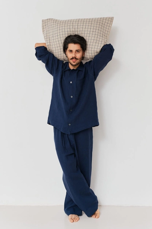 Lniana męska piżama w kolorze granatowym. Prosty kołnierzyk, luźny oversizowy krój