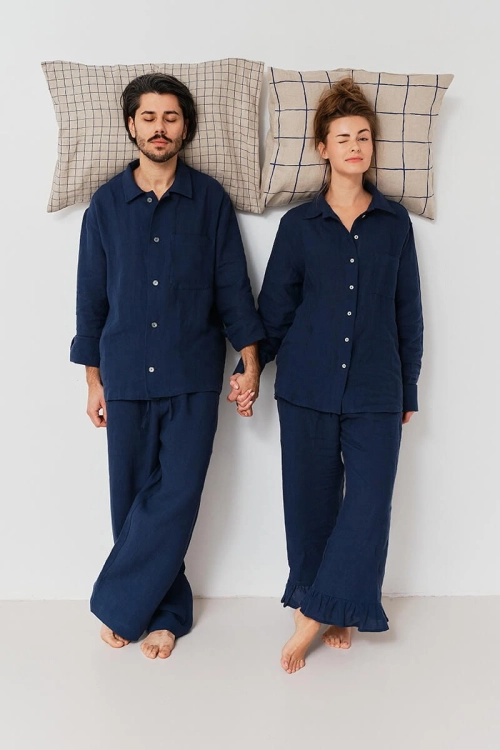 Piżama damska i męska z kolekcji URBAN. Granatowa, 100% len, krój luźny. Damskie spodnie zakończone falbaną