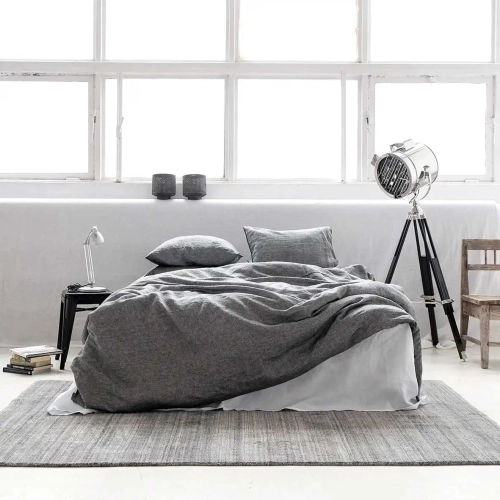 Komplet lnianej pościeli grafitowej, melanżowej SALT and PEPPER z białym prześcieradłem. Sypialnia w stylu industrialnym