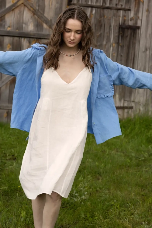 Niebieska lniana koszula z falbanką w zestawieniu z białą sukienką POKOLENIA