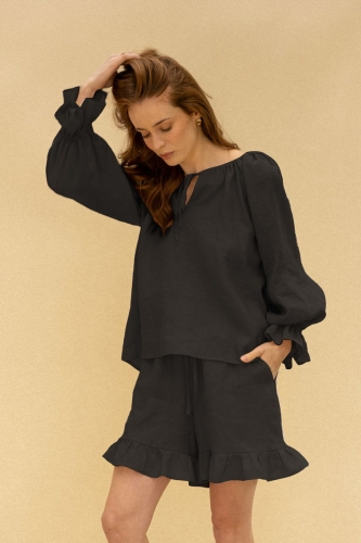 Czarne lniane szorty zakończone falbaną w komplecie z bluzką reglanową i regulowanym dekoltem