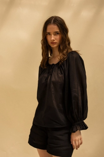 Lniana czarna bluzka z kolekcji POKOLENIA. regulowany dekolt, reglanowy rękaw z falbaną