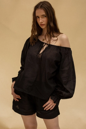 Lniana czarna bluzka reglanowa z regulowanym dekoltem. Kolekcja POKOLENIA