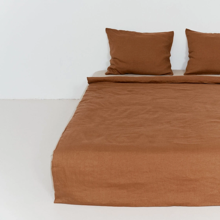 kołdra i poduszka z naturalnego lnu w kolorze cynamonowego brązu