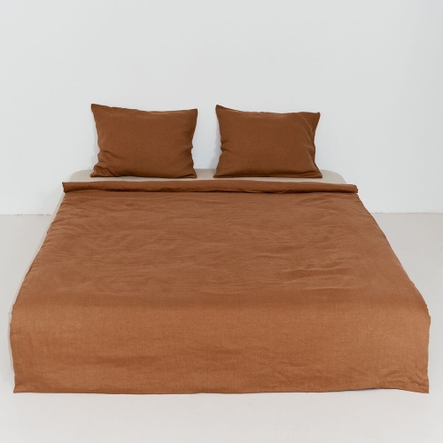 łóżko nakryte lnianą pościelą w kolorze cynamonowego brązu