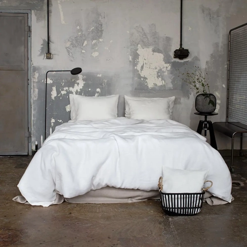 Biała kremowa pościel na dużym łóżku w sypialni