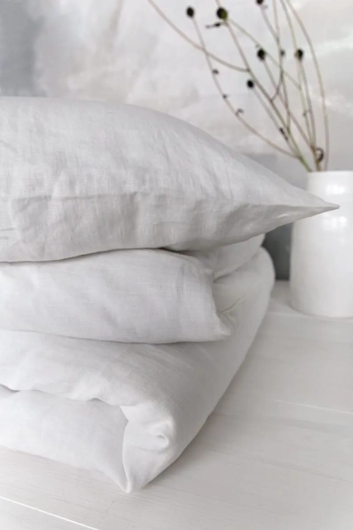 Lniana poduszka i kołdra w kolorze kremowo białym, fragment