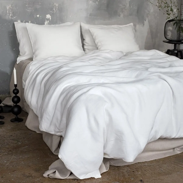 kremowo biała lniana pościel na łóżku