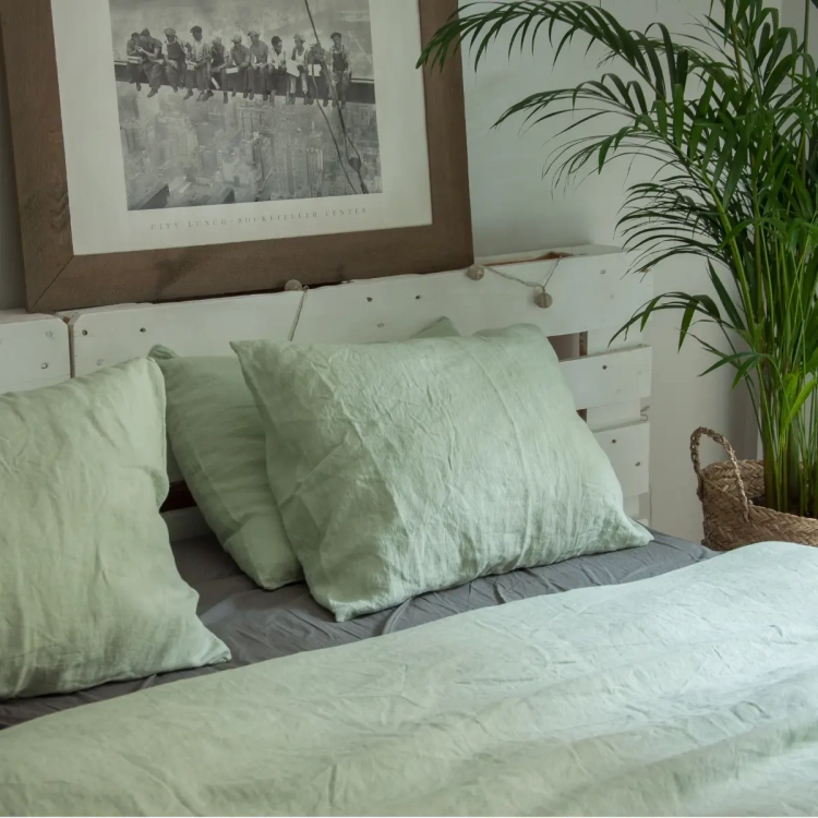 lniana pościel  PURE sage green w kolorze jasnej zieleni. Fragment łóżka