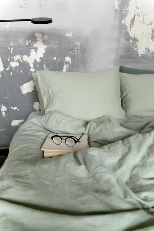 Jasnozielona pościel lniana PURE sage green. Poduszki i kołdra