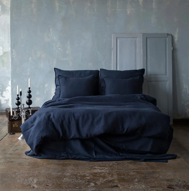 Lniana pościel granatowa BASIC navy blue na podwójnym łóżku