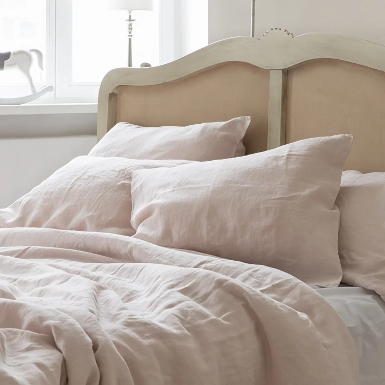 Komplet pościeli lnianej BASIC dusty pink. Fragment łóżka pościela