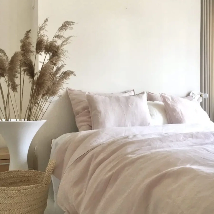 Łóżko z różowym lnianym kompletem pościeli BASIC dusty pink