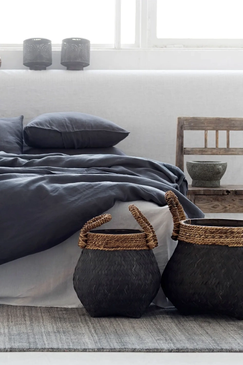 Komplet pościeli lnianej poduszka i kołdra szara ANEMONE dark grey w jasnej, minimalistycznej, nowoczesnej sypialni