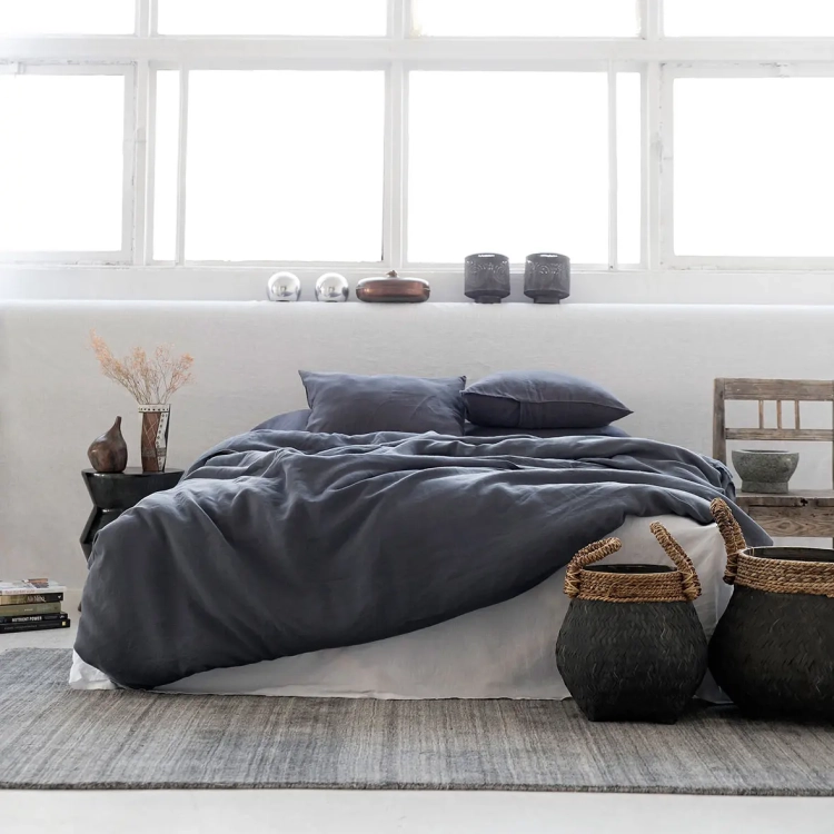 Lniana poście ANEMONE dark grey, ciemnoszara w zestawieniu z białym prześcieradłem