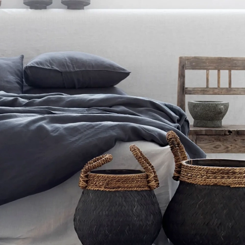 Komplet pościeli lnianej poduszka i kołdra szara ANEMONE dark grey w jasnej, minimalistycznej, nowoczesnej sypialni