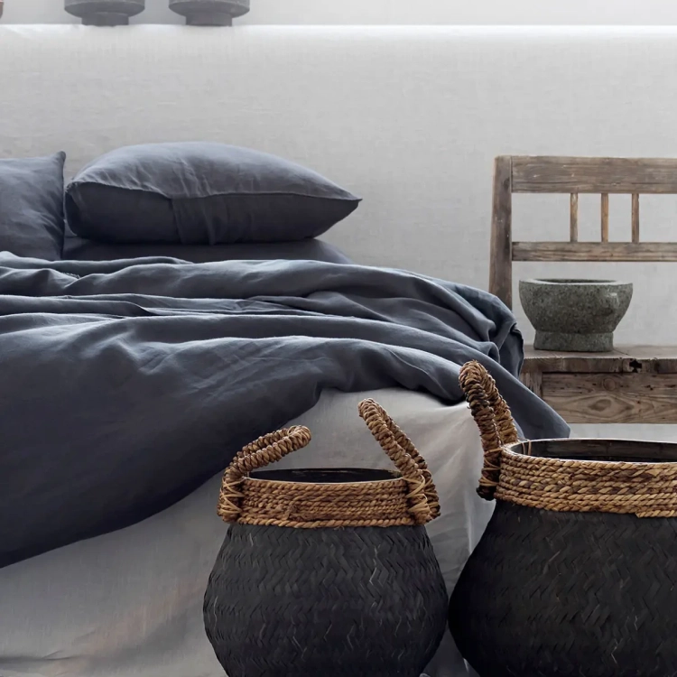 Komplet pościeli lnianej poduszka i kołdra szara ANEMONE dark grey w jasnej, minimalistycznej, nowoczesnej sypialni